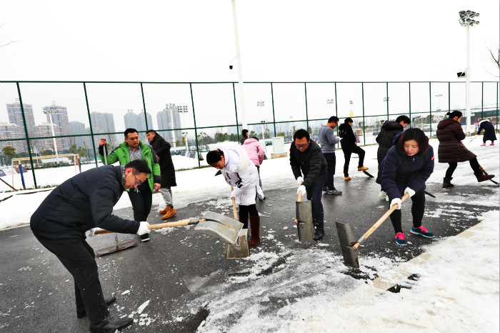 一場(chǎng)雪，體育中心美得不要不要的</br>但最美的風(fēng)景還是他們(圖5)