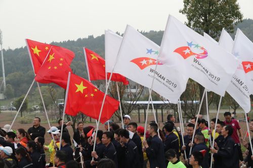 “與軍運(yùn)同行”徒步活動上演“快閃”  武漢體育中心作為企業(yè)代表隊(duì)第一方陣登場(圖8)