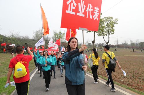 “與軍運(yùn)同行”徒步活動上演“快閃”  武漢體育中心作為企業(yè)代表隊(duì)第一方陣登場(圖9)