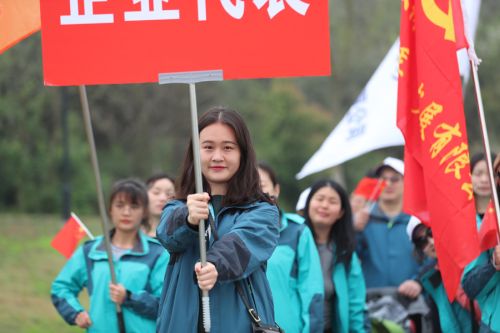 “與軍運(yùn)同行”徒步活動上演“快閃”  武漢體育中心作為企業(yè)代表隊(duì)第一方陣登場(圖13)