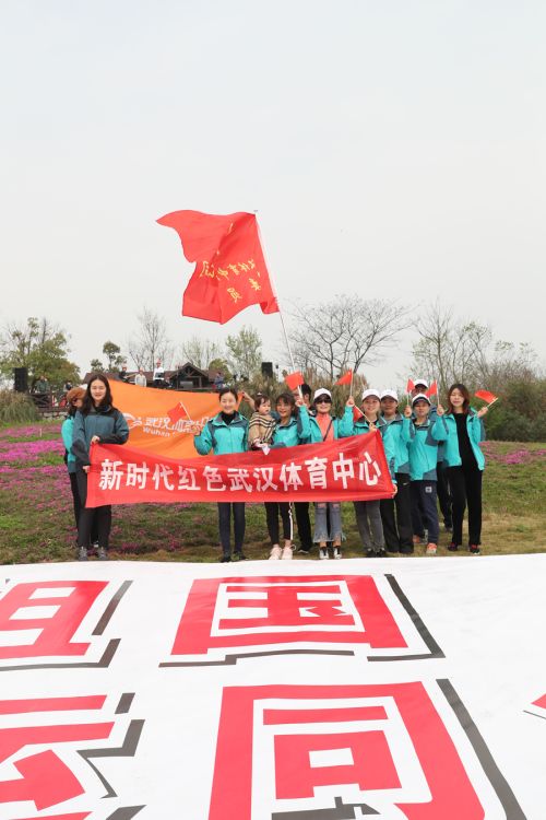 “與軍運(yùn)同行”徒步活動上演“快閃”  武漢體育中心作為企業(yè)代表隊(duì)第一方陣登場(圖12)