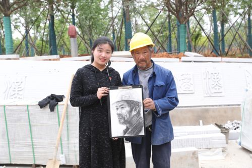 致敬軍運(yùn)勞動(dòng)者  手繪最美奮斗人 華師美院學(xué)生為軍運(yùn)會(huì)建設(shè)者畫(huà)像(圖6)